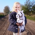 HOPPIHORSE-Hobby-Horse-A4-bialy-masc-tarantowata_[4165]_1200.jpg